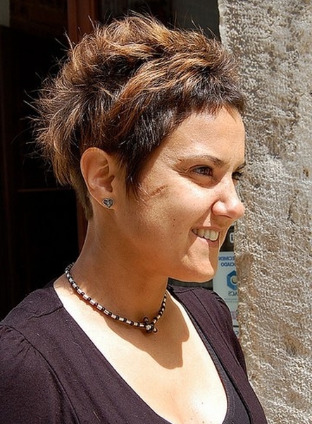 fryzury krótkie, jaśniejsze brązowe pasemka na ciemnych brązowych włosach, uczesanie damskie zdjęcie numer 68